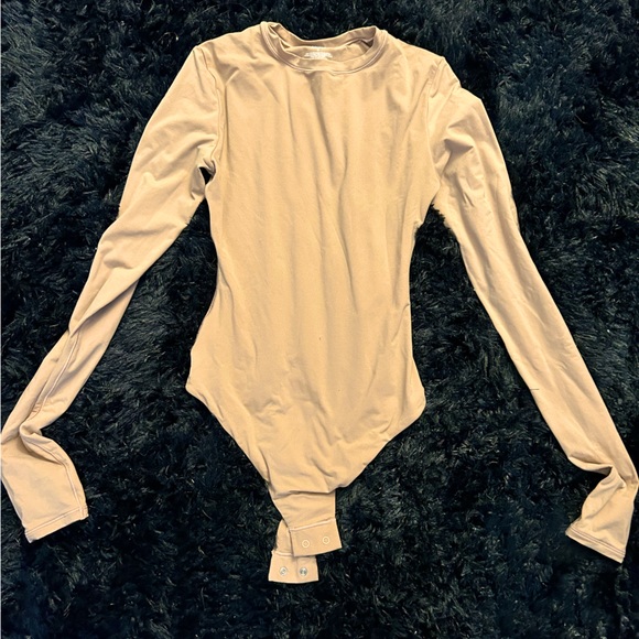 SKIMS Fits everybody thong long sleeve body suit! - Picture 1 of 3